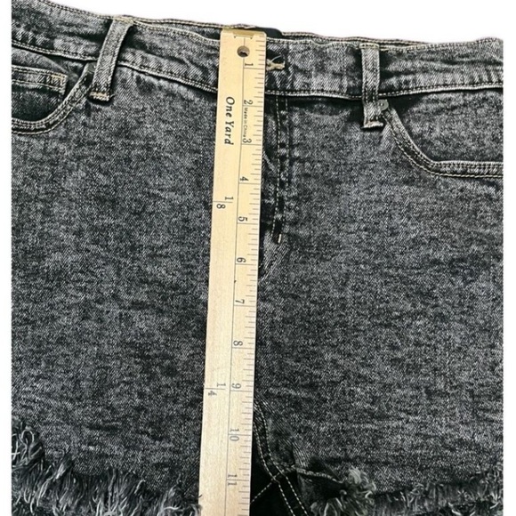 Kendall + Kylie Drifter High-rise Acid Wash Raw Hem Shorts, 9/29 - Picture 7 of 7